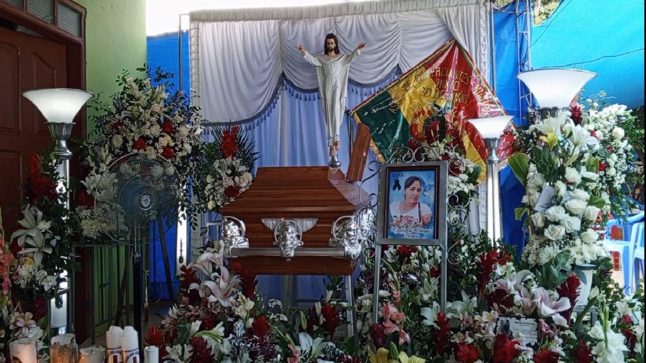 Familiares velan los restos mortales de la Sra. Graciela Ortega, que perdió la vida por un violento asalto en Montero 