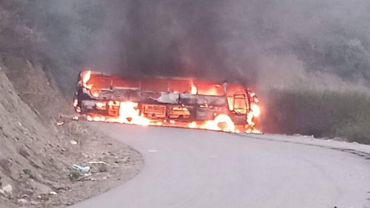  Incendio consumió un autobús en la ruta Santa Cruz-Cochabamba