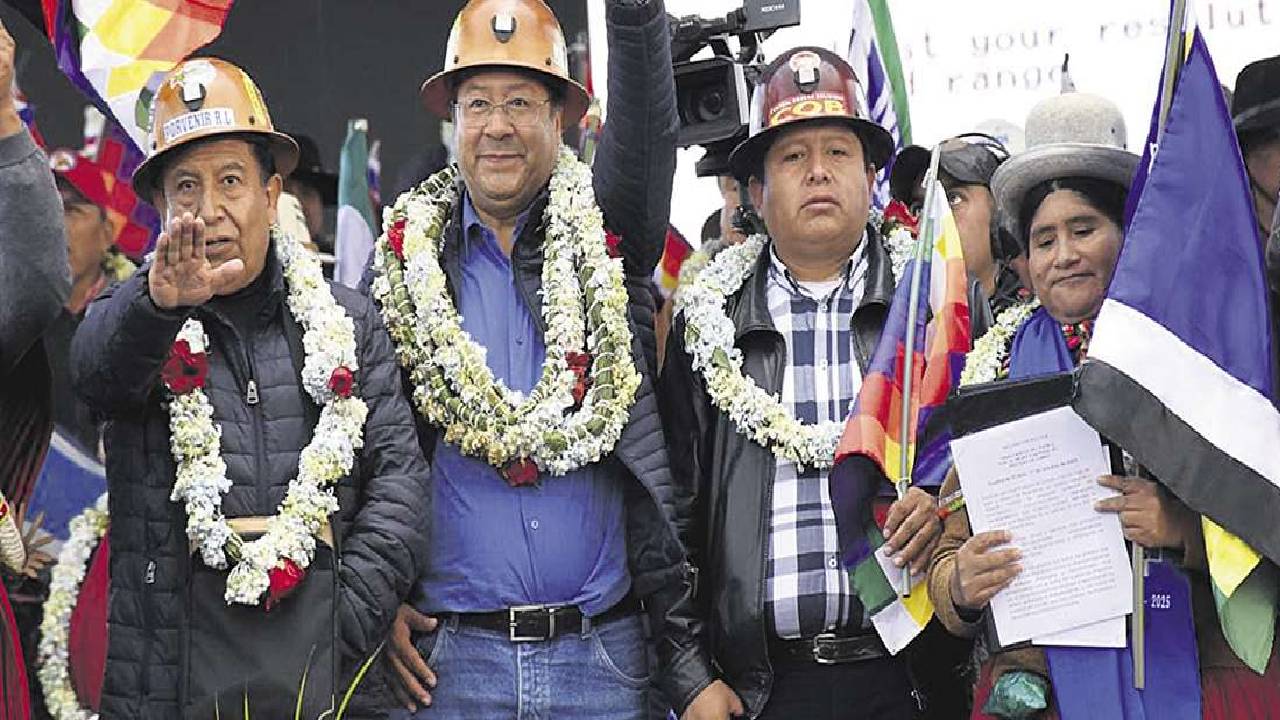 El cabildo paralizó el Gobierno, hubo tensión y protestas de los afines a Evo