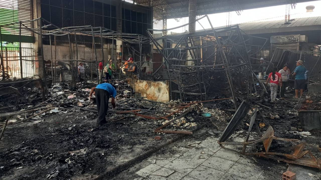 Comerciantes en Los Pozos emprenden tareas de limpieza tras el incendio