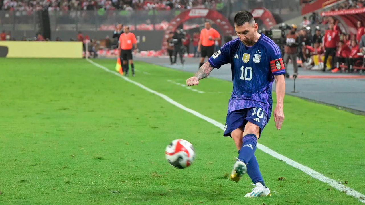 "Revelados los audios del VAR: La controversia detrás del gol anulado a Messi en el partido contra Perú"