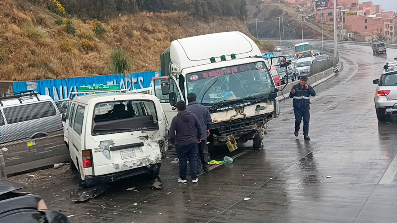 "Impactante triple colisión en la autopista: milagro en medio del caos"