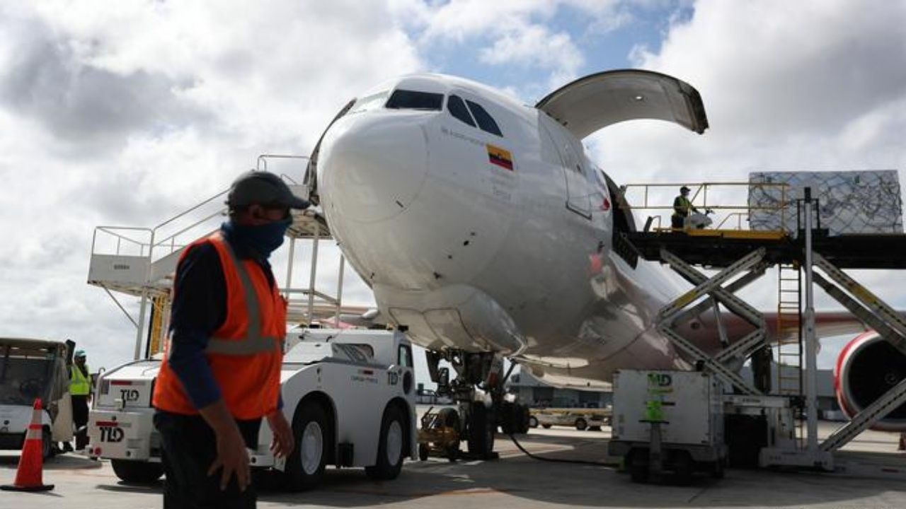 Trabajador del aeropuerto de Miami es acusado de robar 1,2 millones en teléfonos Samsung