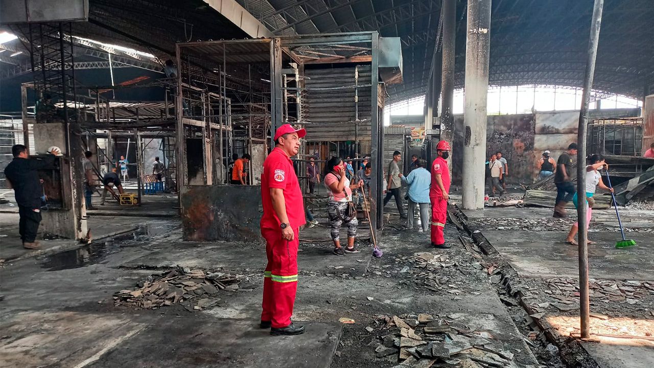 "Bomberos de la policía descubren falencias en el mercado Los Pozos tras incendio"