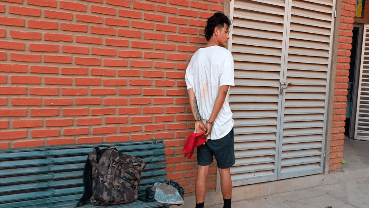  Efectivos policiales interceptan a individuo con un kilogramo de marihuana en la Villa Primero de Mayo