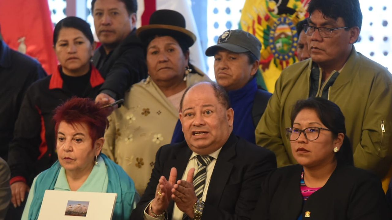 Exministros entregan pruebas de supuesta corrupción en YPFB