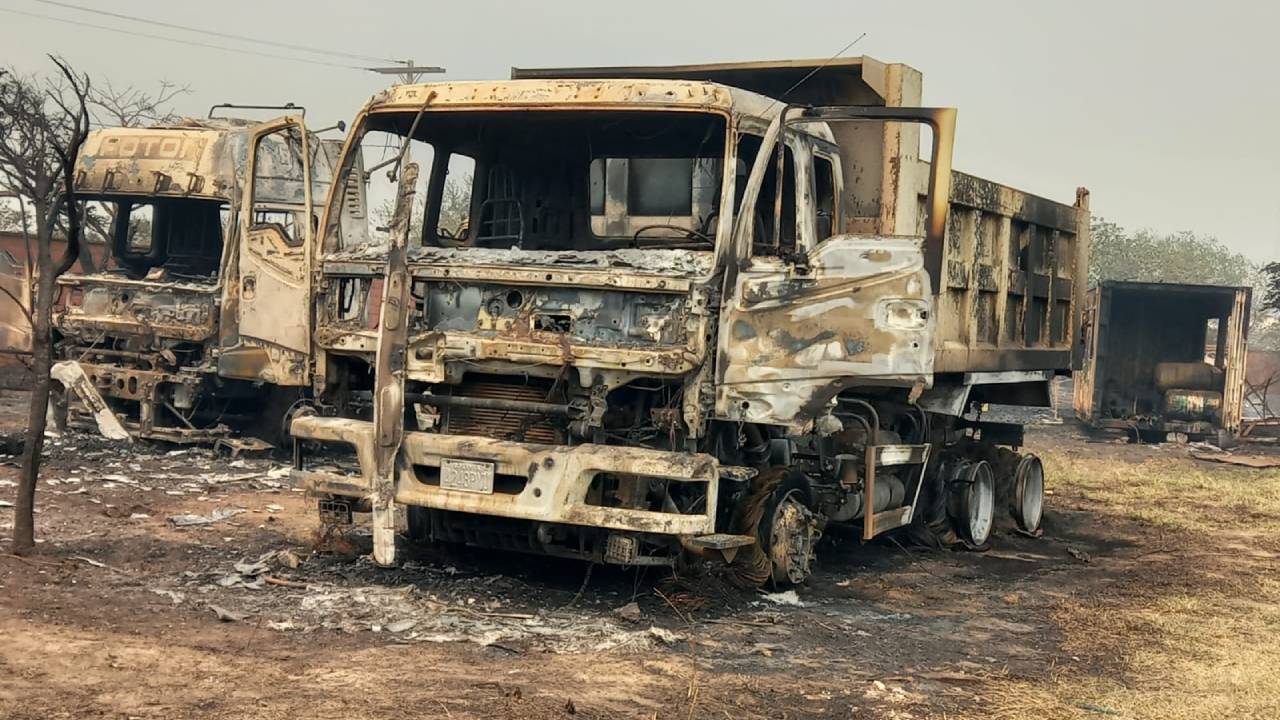 Incendio voraz arrasa con depósito de camiones y maquinaria de constructora