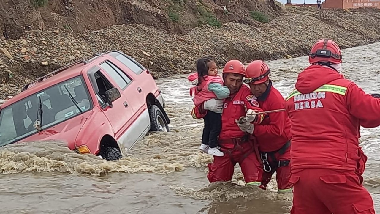 Un padre y su bebé fueron rescatados en medio de un río
