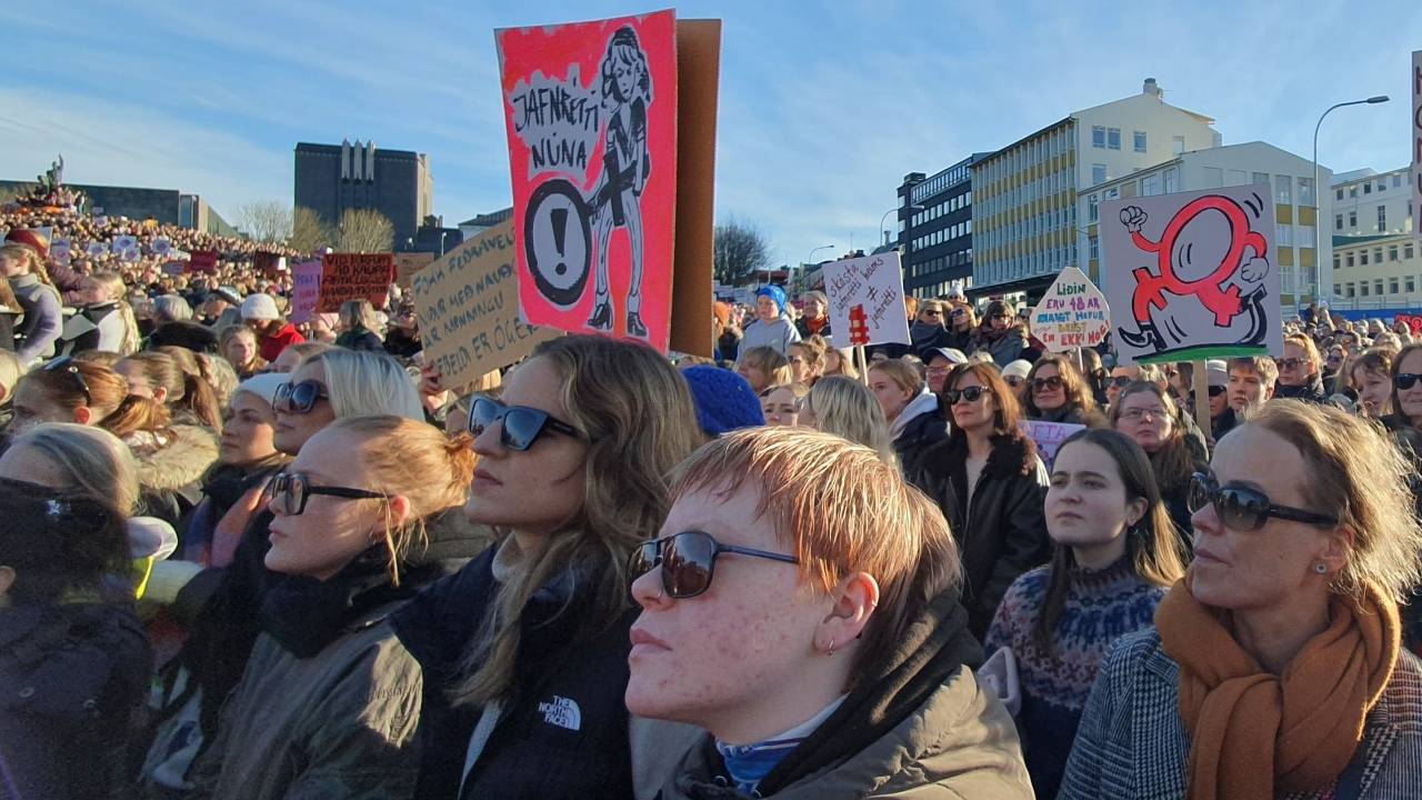 Miles de mujeres en Islandia se declaran en huelga contra la desigualdad de género