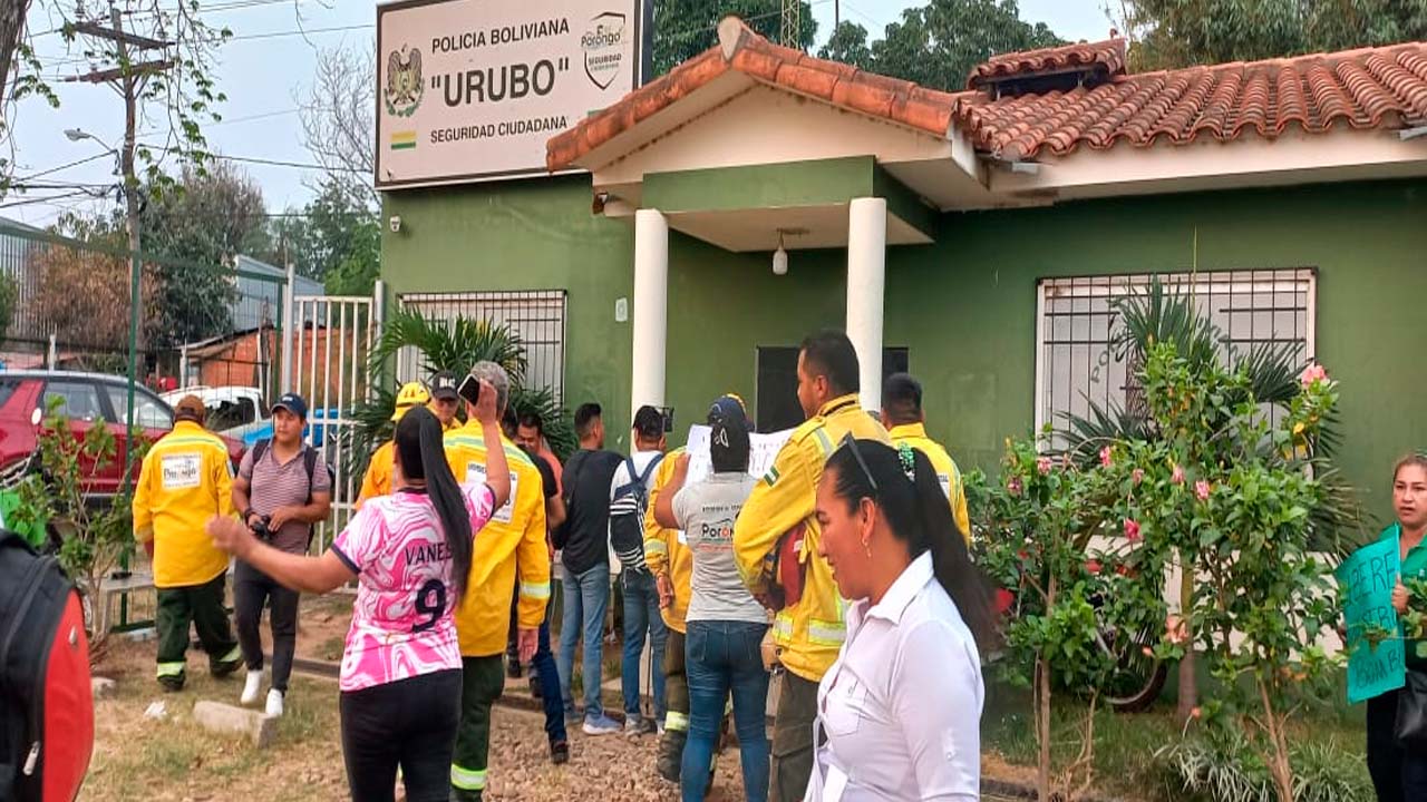 Pobladores y bomberos exigen la liberación de dos bomberos arrestados en Porongo