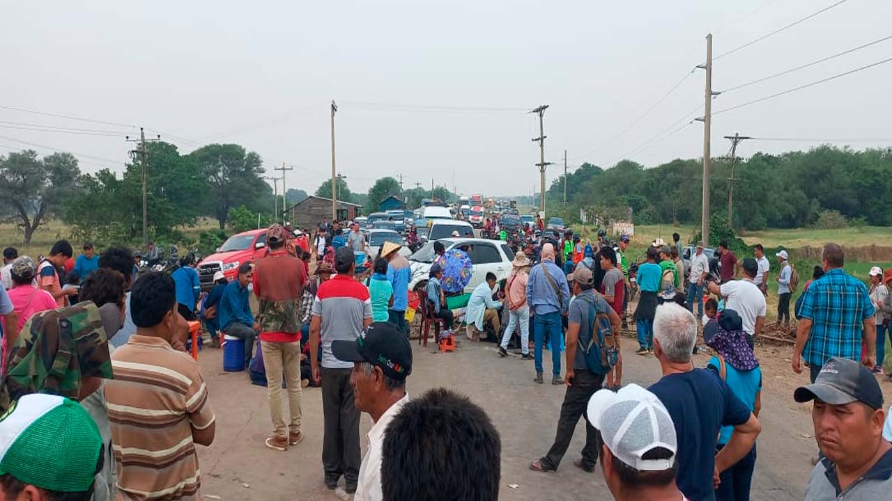 Persiste bloqueo en Pailón en demanda de desalojo de comunarios ayoreos