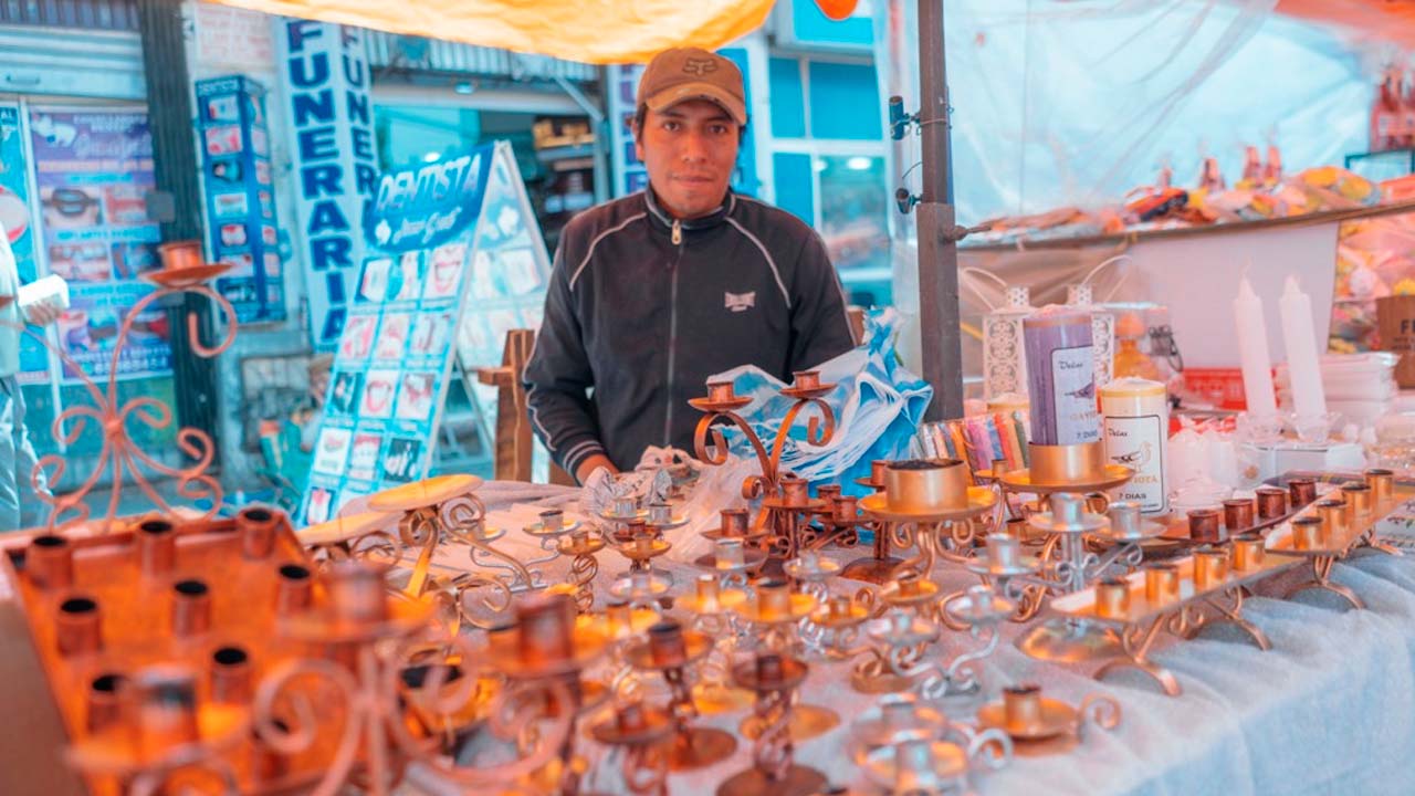 El Alto abre tradicional feria de Todo Santos en la plaza Juana Azurduy con expositores mayoristas y minoristas