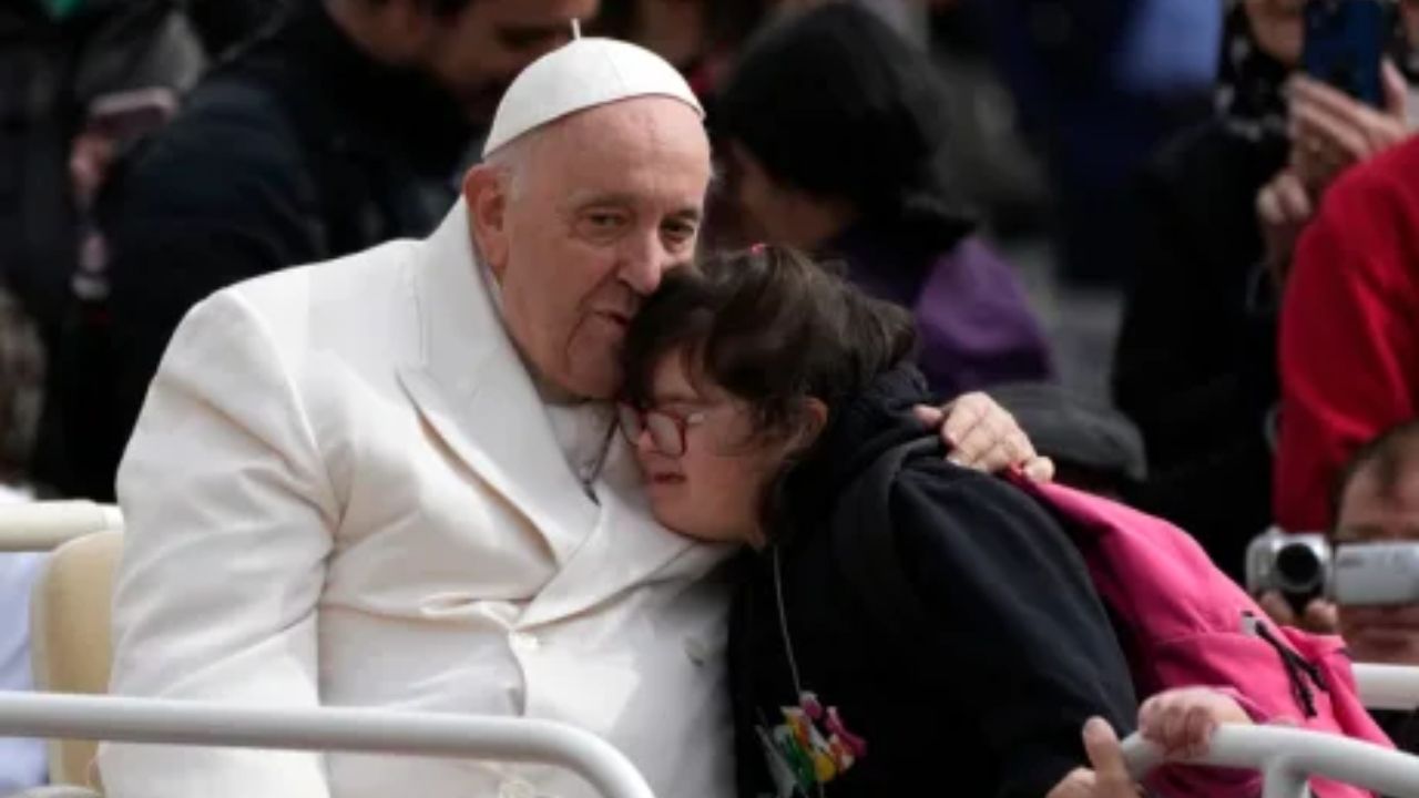 El Vaticano dice que "mejora" la salud del papa, en hospital por una infección pulmonar