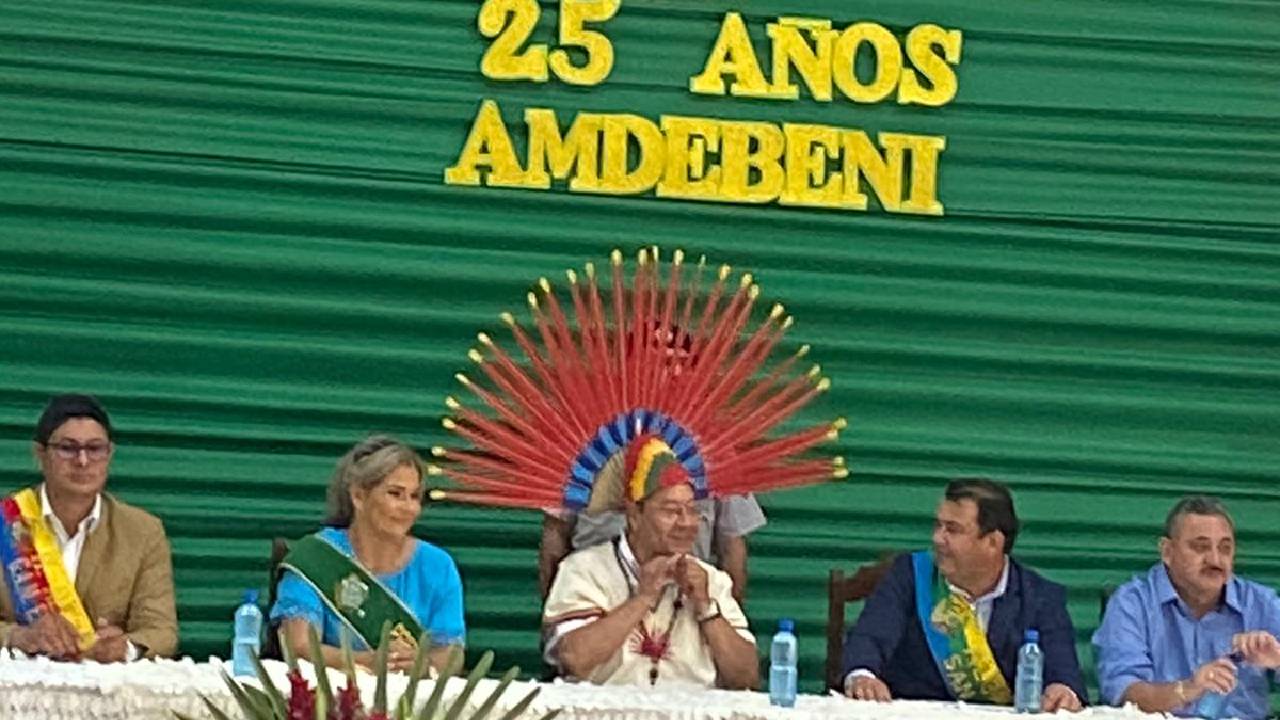 El Presidente Luis Arce celebra el 25 Aniversario de AMDEBENI con traje típico Beniano