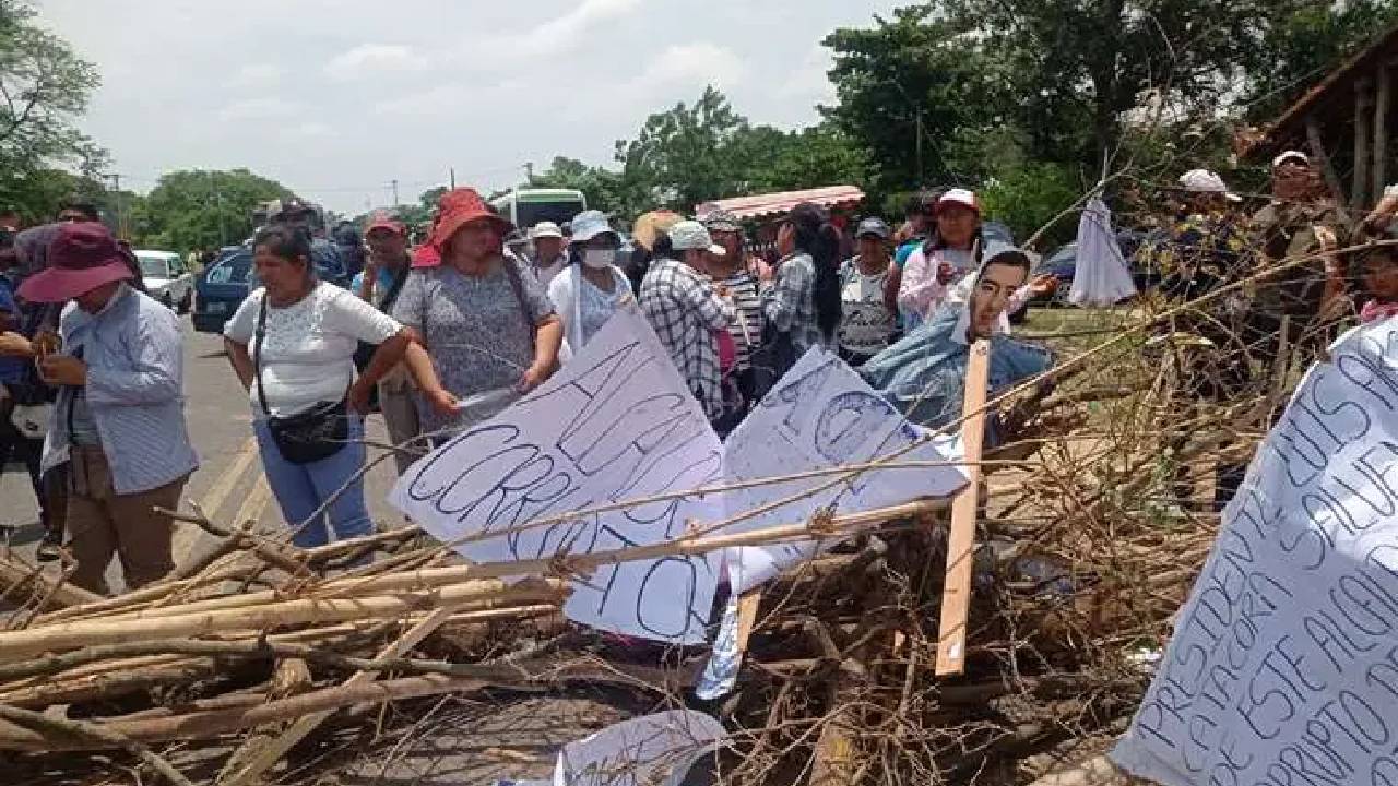 Segundo día de bloqueo en Santa Martha; Exigen la renuncia del Alcalde de El Torno 