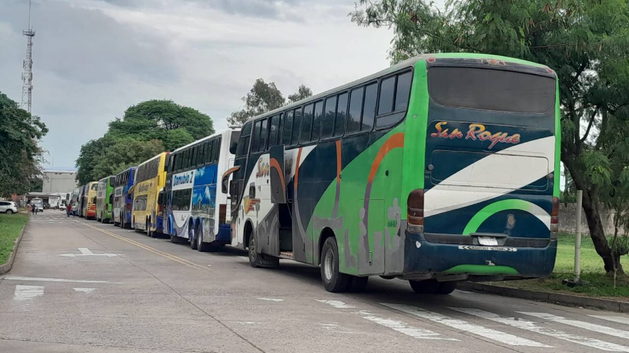 Continúan largas filas en surtidores pese a que YPFB garantizó el abastecimiento de diésel