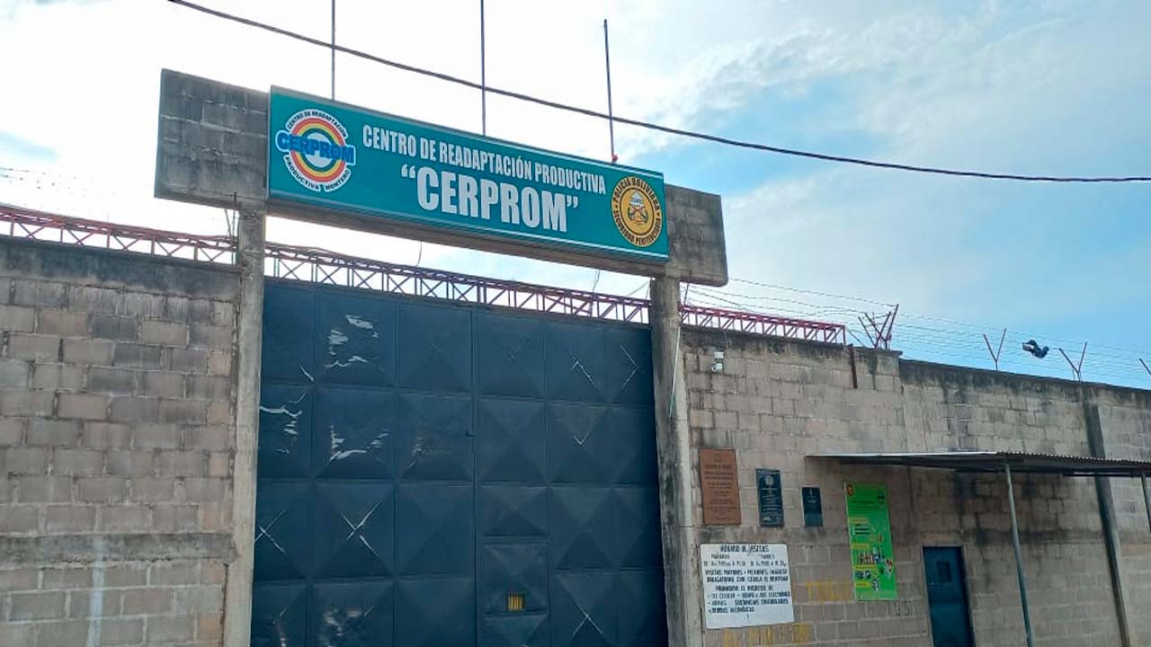 Privado de libertad resulta herido de bala en cárcel de Montero por acción de un policía