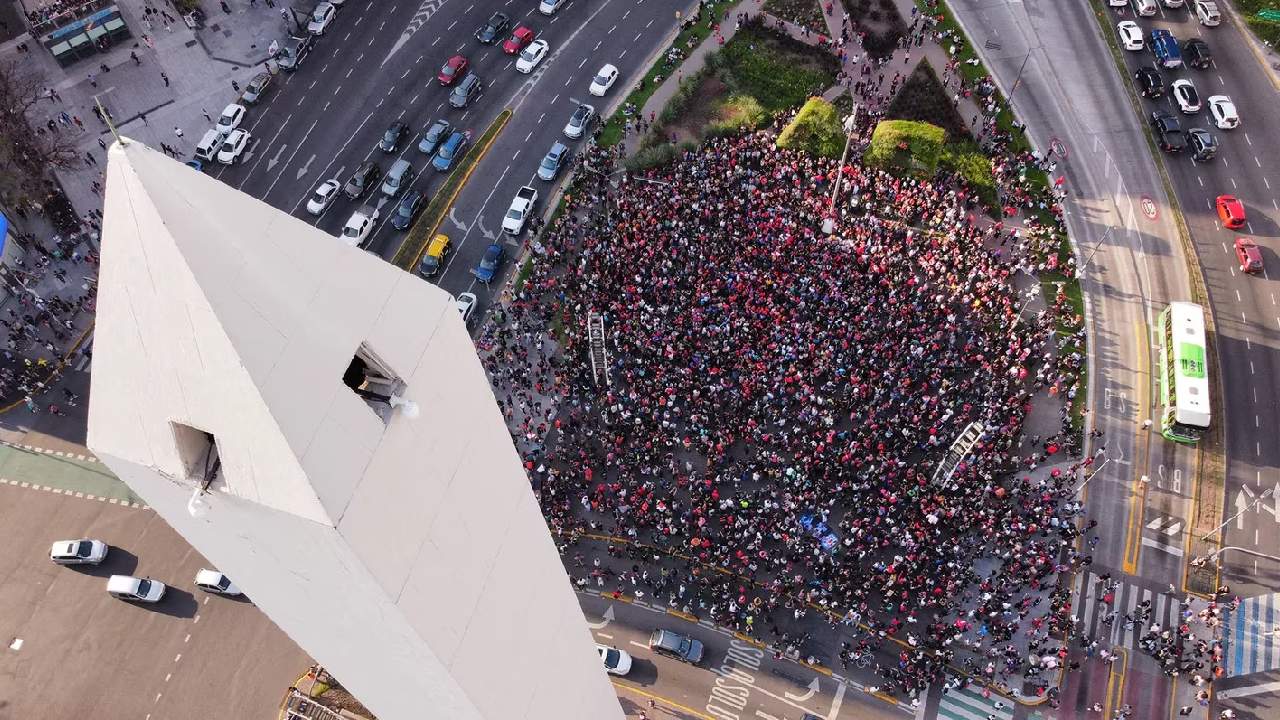 Récord Guinness en Buenos Aires: Multitudinaria Convocatoria de "Spidermans" en el Obelisco