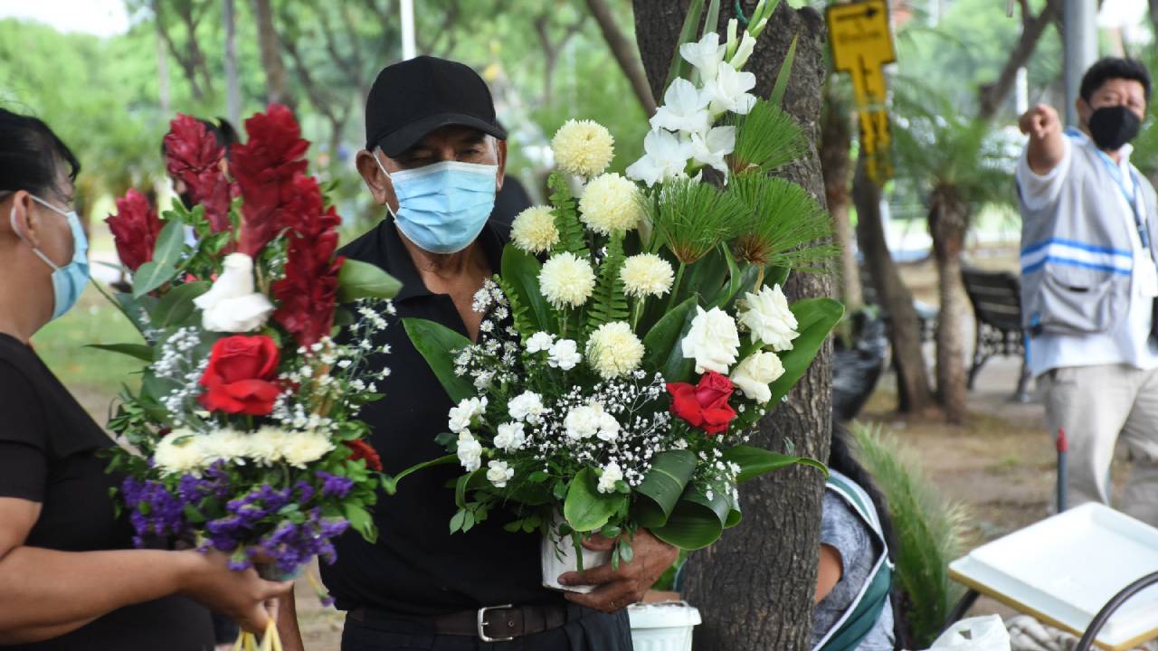 Incrementa la venta de flores por Todos Santos