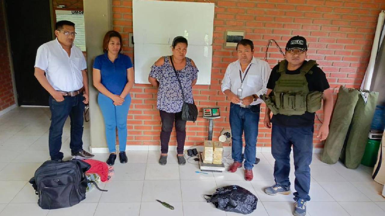 Aprehensión de personas y decomiso de cocaína durante operativo antinarcóticos en la carretera Santa Cruz-Cochabamba