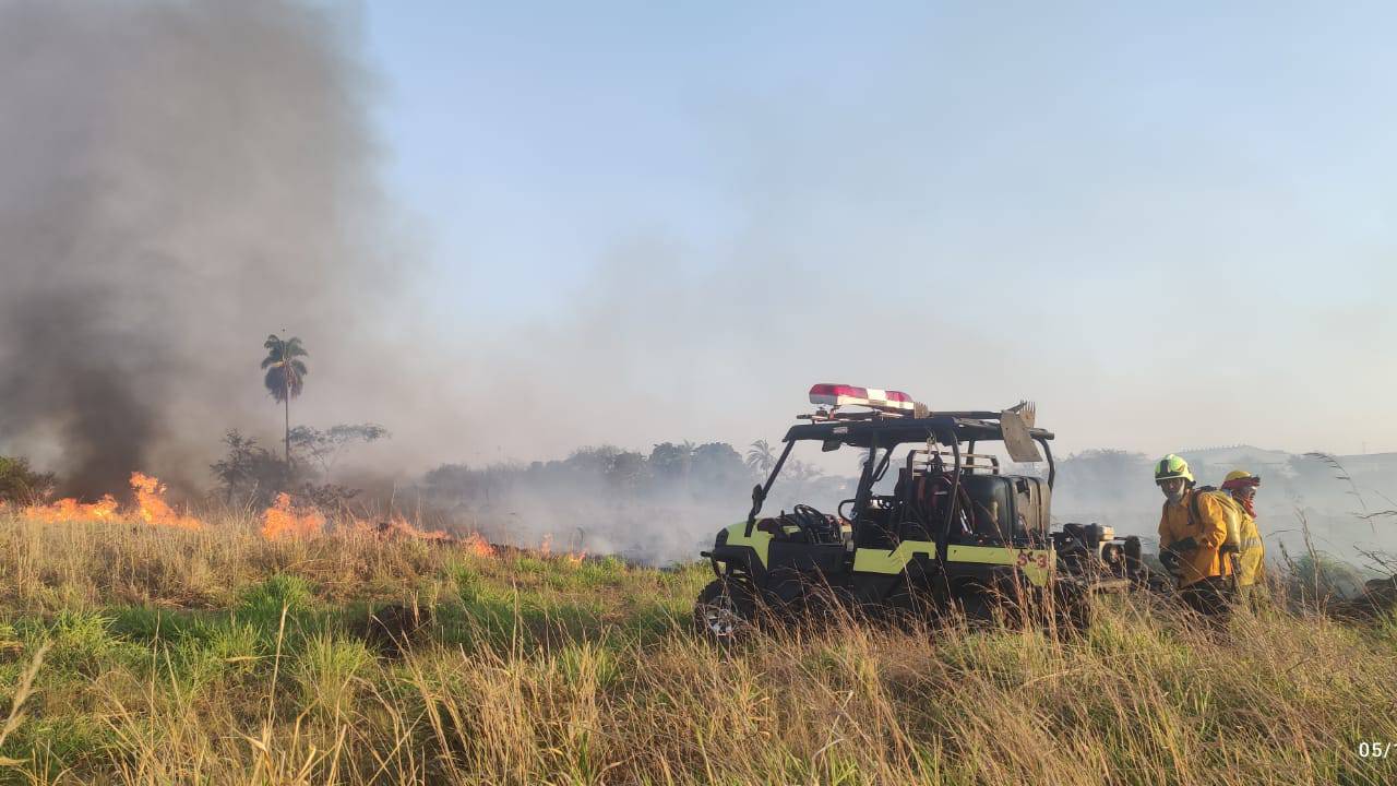 Incendio cerca del aeropuerto Viru Viru amenaza empresas locales