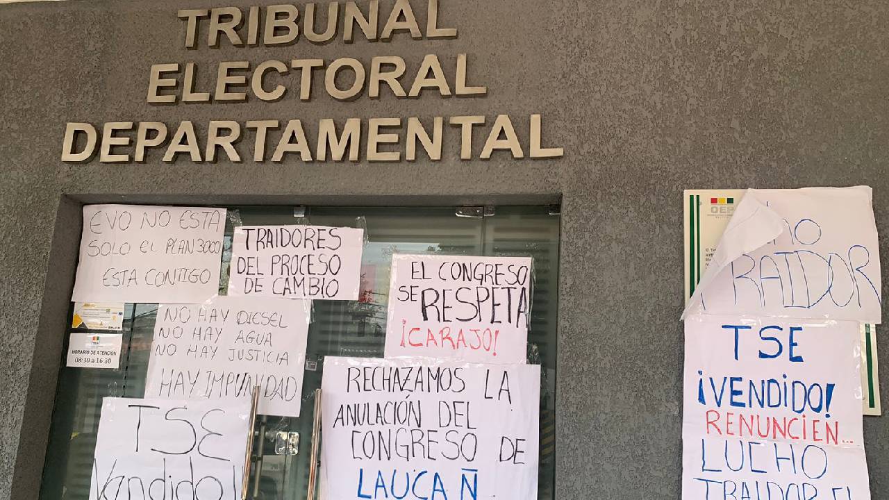 Regional urbana del MAS protestó en el TED en rechazo a la anulación del congreso en Lauca Ñ