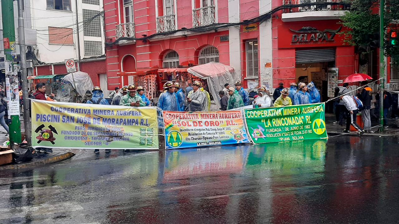 Bloqueo del FECOMAN LP en las calles de La Paz bajo la lluvia