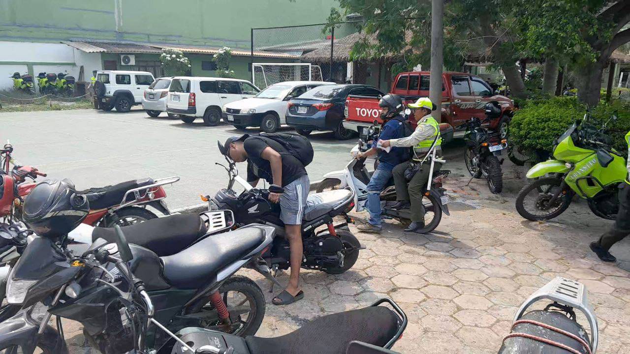 Retienen Motocicletas en Control de Tráfico en el Centro de la Ciudad de Santa Cruz