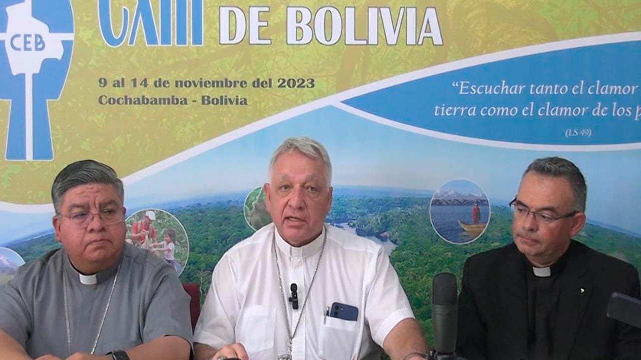 Monseñor Robert Flock se refiere al caso del párroco Eric Palomino en una conferencia de prensa