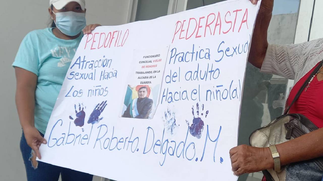 Familiares y vecinos claman por justicia en caso de presunta violación involucrando a concejal