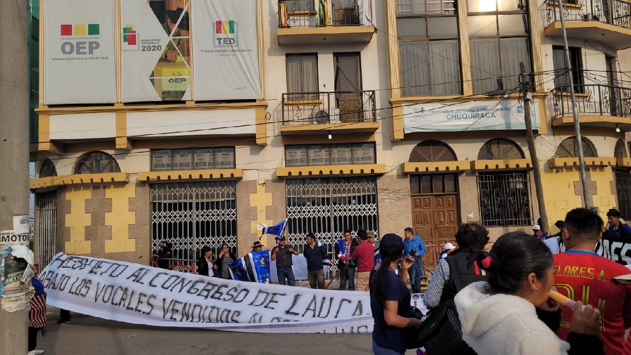 Vigilia en el tribunal departamental electoral de Chuquisaca