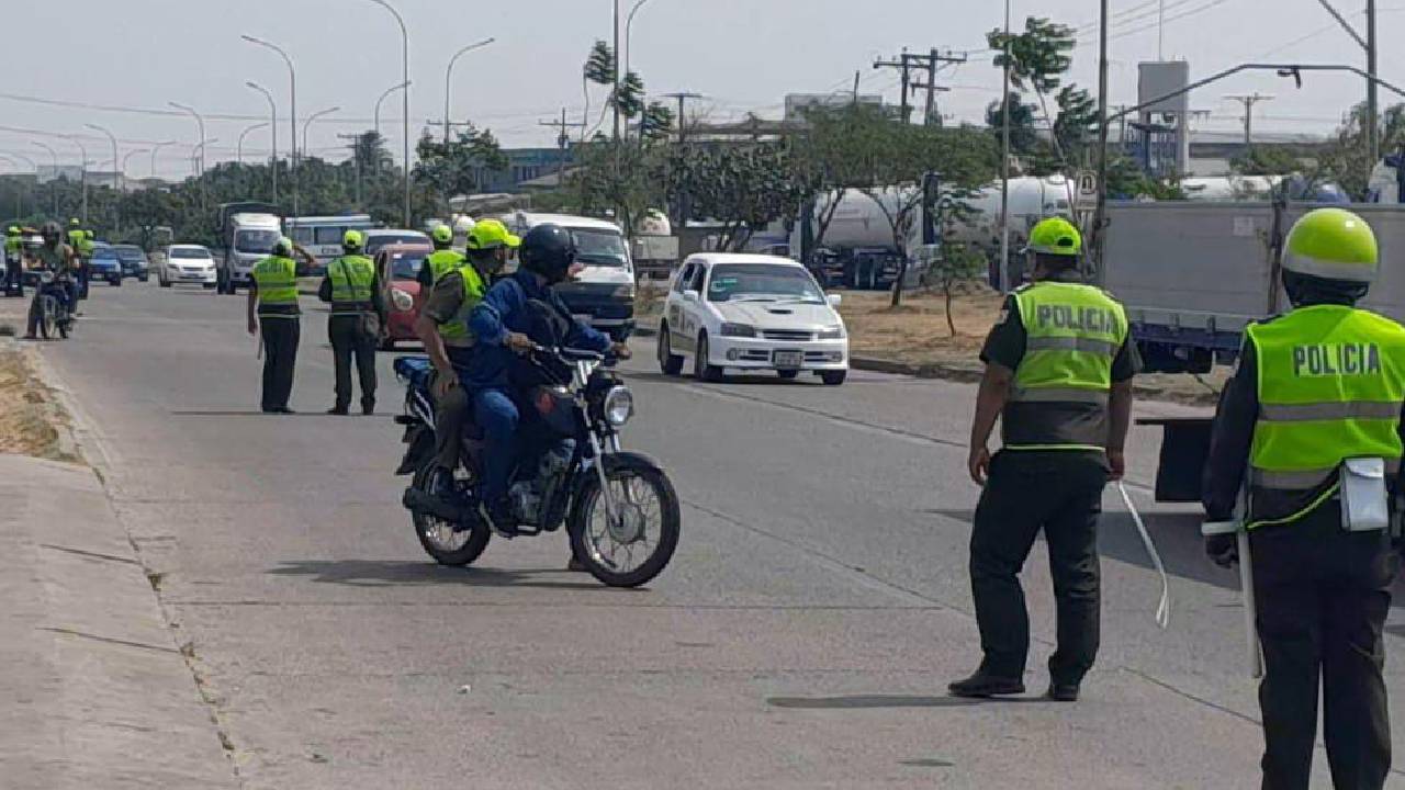 Operativo riguroso de control de motocicletas por la unidad de tránsito