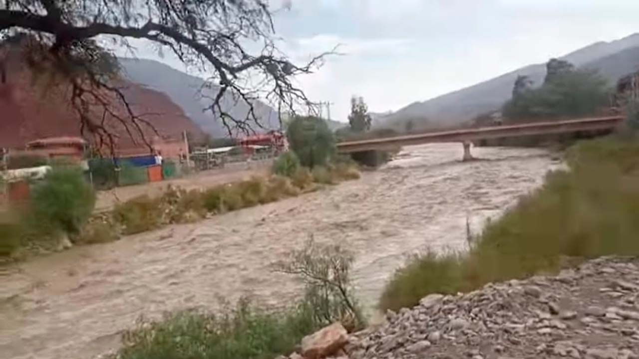  Mujer muere arrastrada por crecida de quebrada y granizada destruye producción de durazno en Chuquisaca