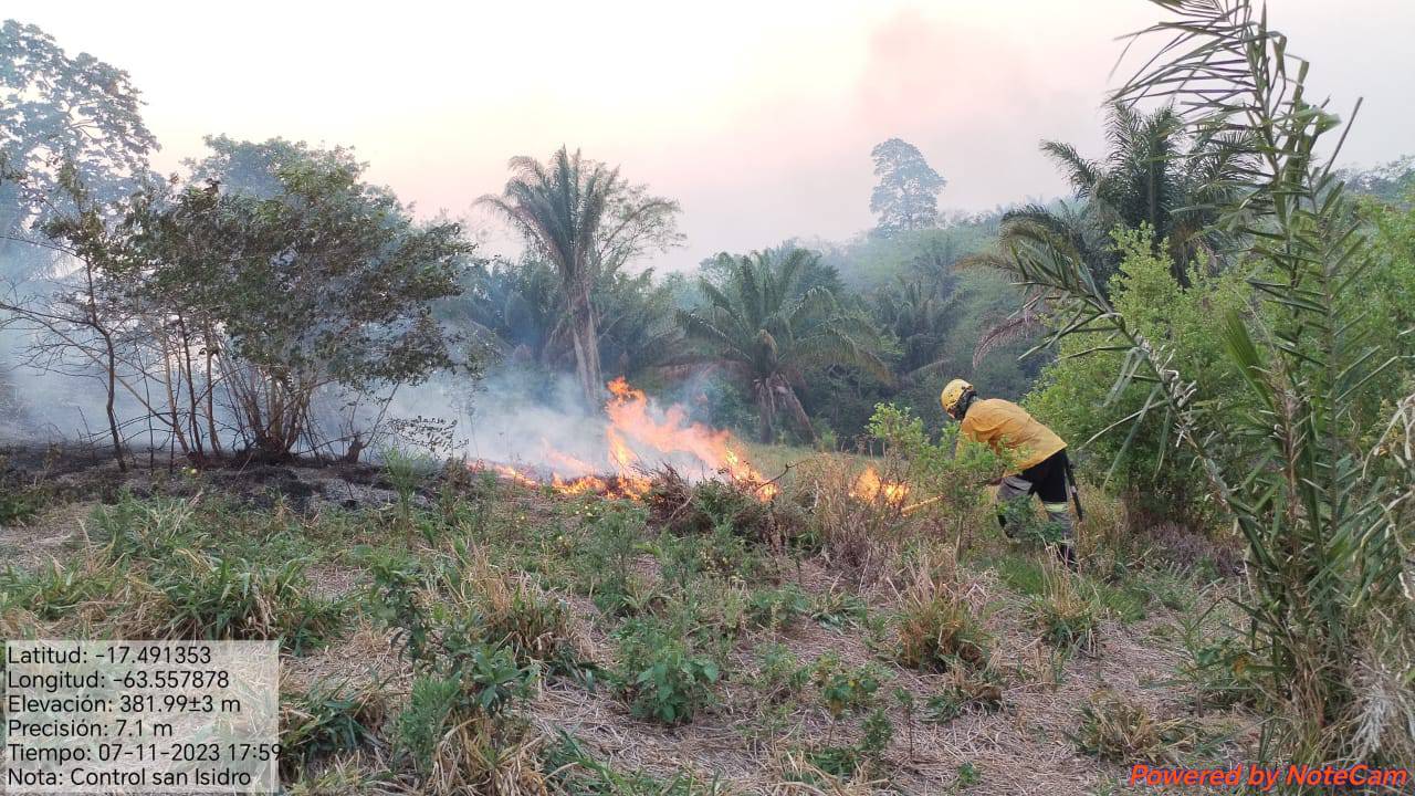 Bomberos despliegan intenso trabajo en incendio del parque nacional Noel kempff mercado