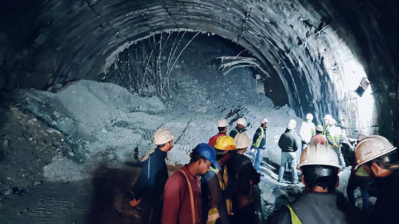 Los 40 trabajadores atrapados en un túnel colapsado en India están "vivos"
