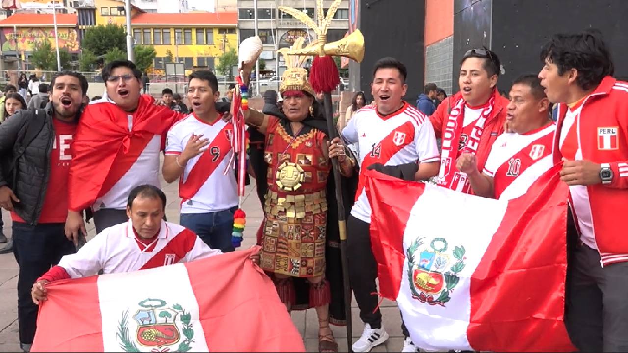 Invasión de hinchas Peruanos en La Paz