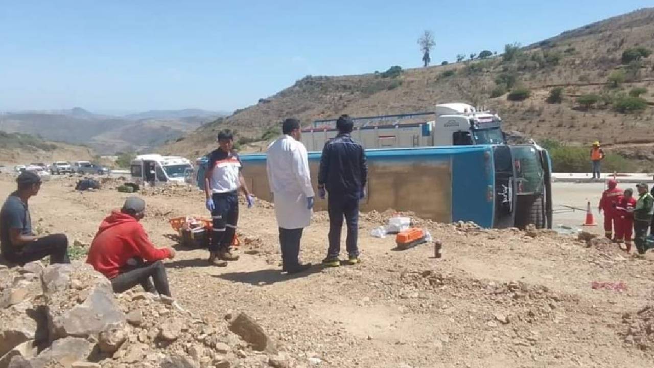 Dos personas fallecen en trágico accidente de un bus cerca de Sucre