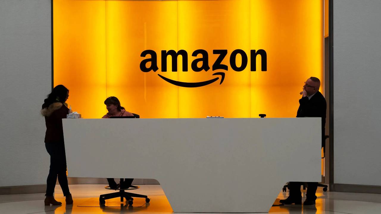 Amazon advierte a empleados que deben volver al trabajo presencial para optar a ascensos