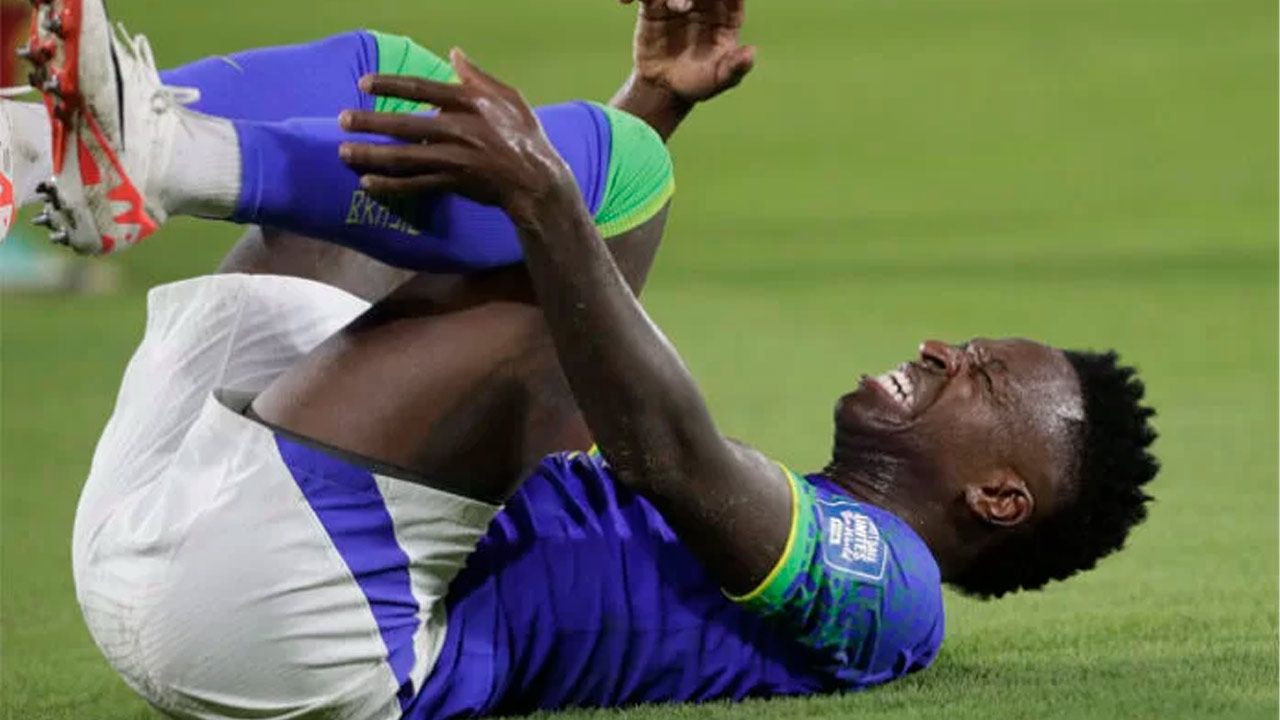 Vinícius sufre lesión y regresa a casa
