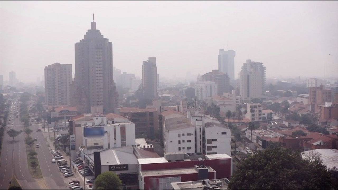 Santa Cruz de la Sierra amaneció nuevamente este sábado con su cielo cubierto de humo
