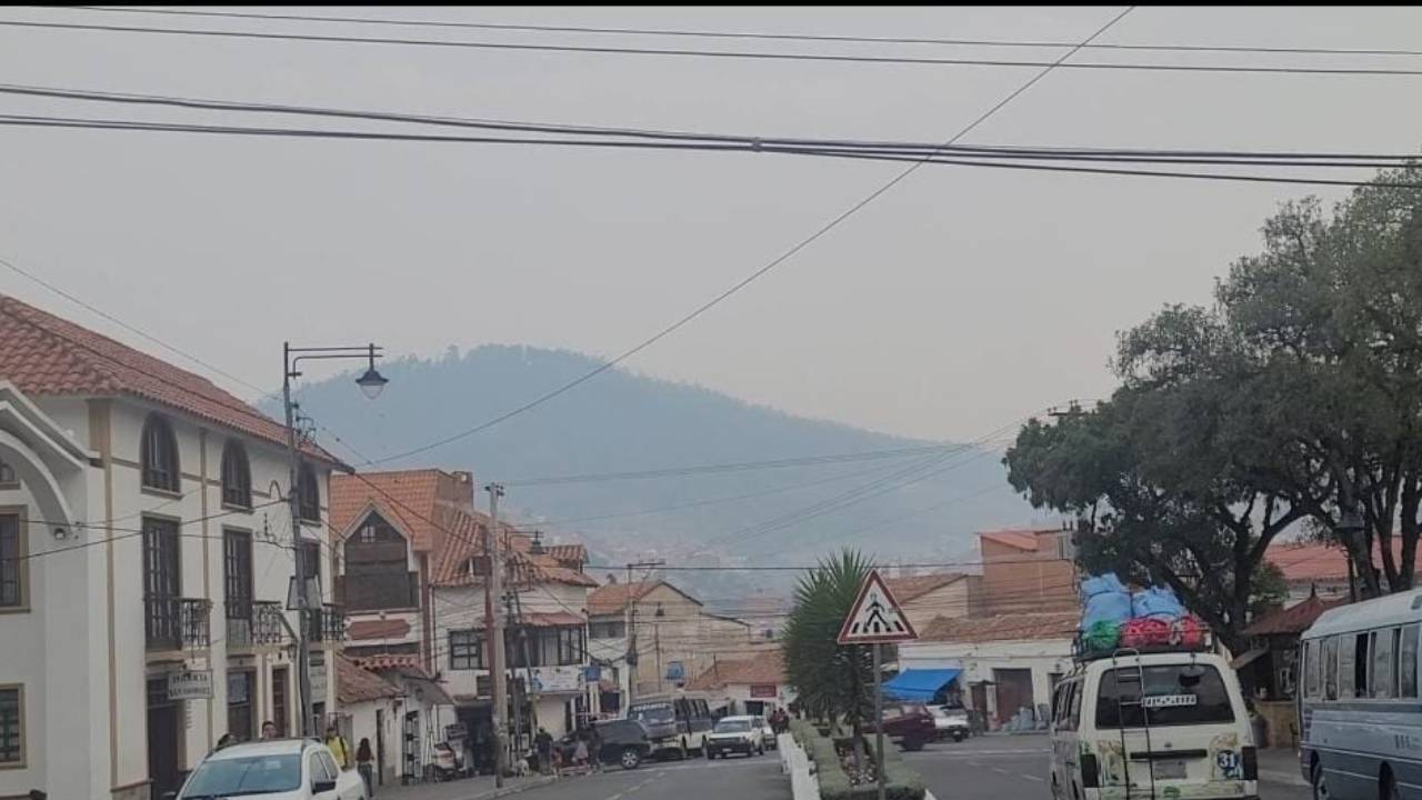  Sucre envuelta en humo: contaminación del aire aumenta por incendios forestales