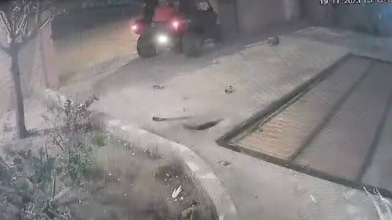 Accidente de tránsito en la Avenida Virgen de Luján: Menor colisiona con portón de una vivienda