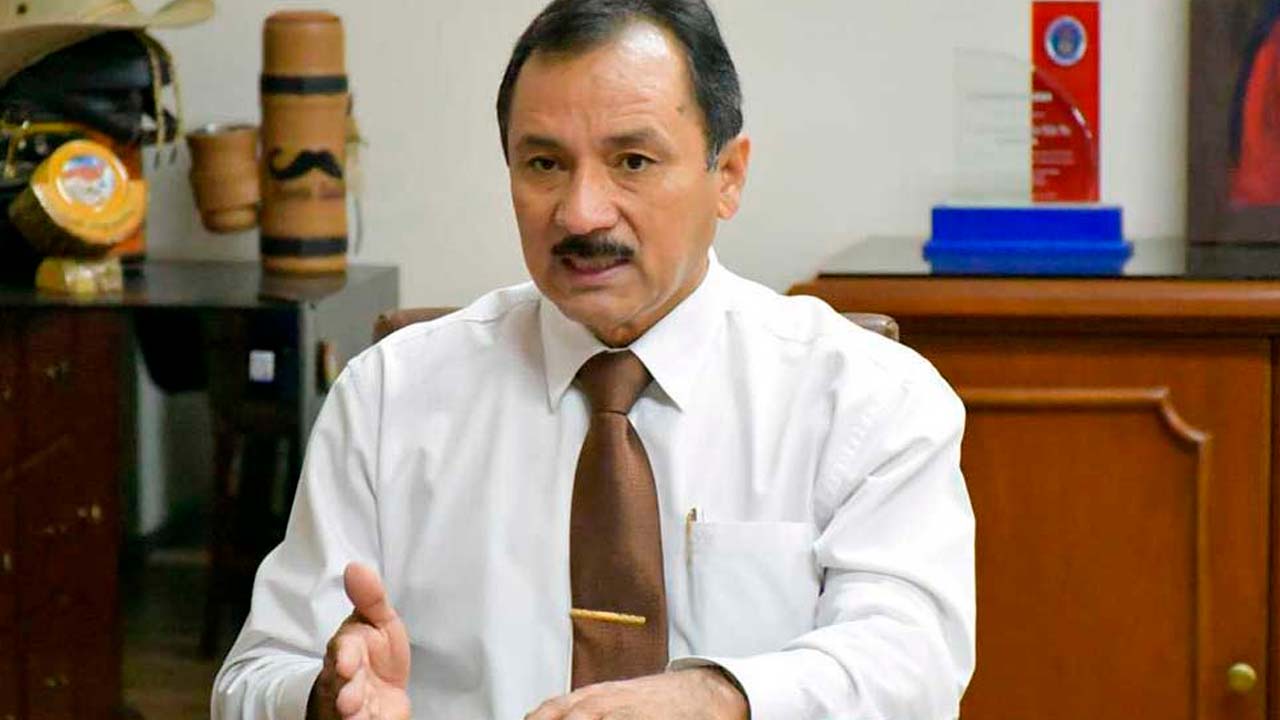 Líder universitario lanza su candidatura presidencial como "alternativa única" al MAS