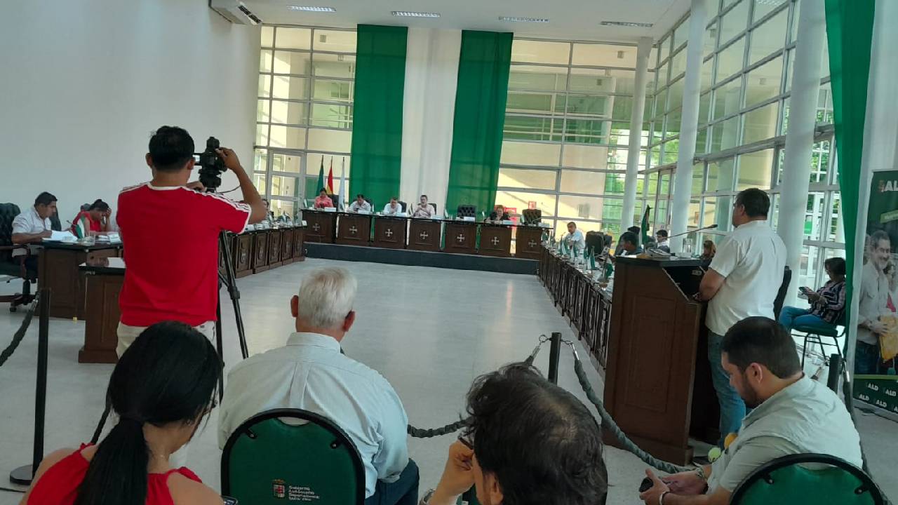 En una sesión de la asamblea, cívicos abren la fase de socialización del proyecto "Santa Cruz y su relación con el estado"