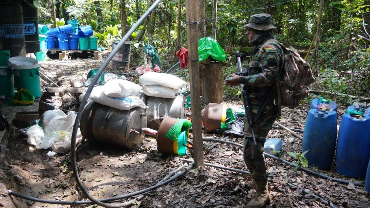 Policía antidrogas desmantela 26 fábricas móviles de elaboración de cocaína en Chapare