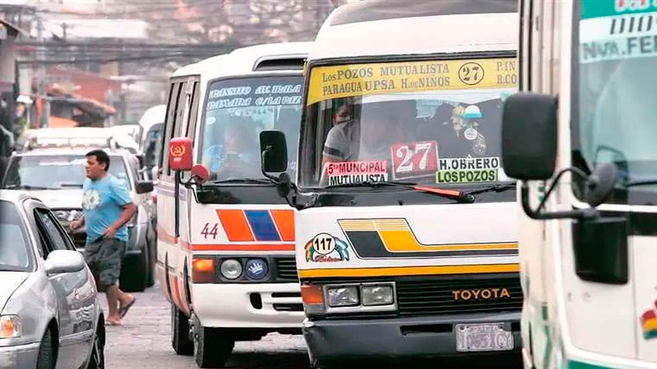 Reducción de micros en las calles y el transporte público advierte con acción jurídica por falta de combustible