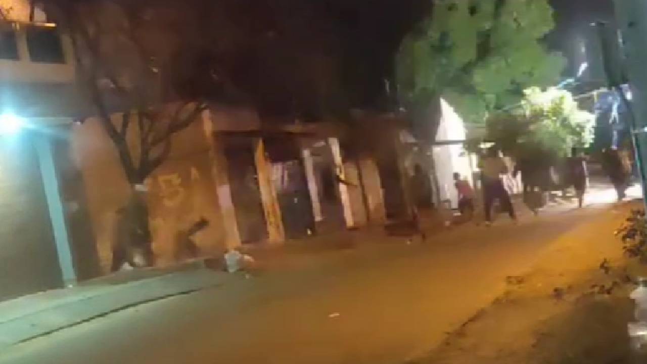 Violento enfrentamiento entre pandilleros y "barra bravas" desata caos en el Barrio 15 de Julio