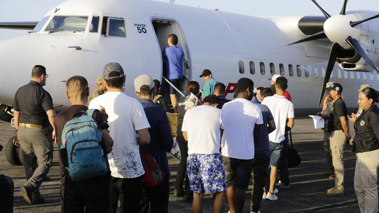 Panamá deporta y expulsa a un grupo de 30 ciudadanos colombianos, la mayoría migrantes