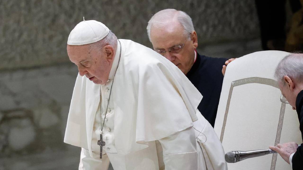 El Papa sigue con la "inflamación pulmonar" pero no tiene fiebre