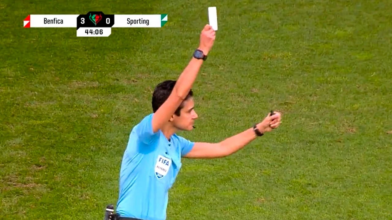 Muestran por primera vez la tarjeta blanca en el futbol: Portugal, la liga pionera